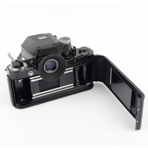 Nikon F2 + MD-2 + MB-1+ DP-1 w. Nikkor-S 1.4/50mm