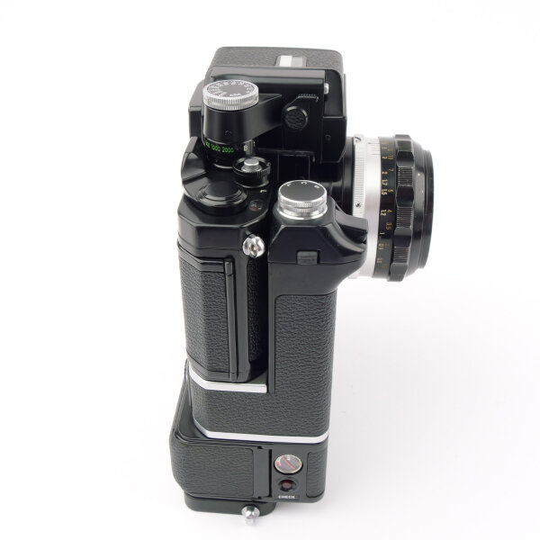 Nikon F2 Photomic + MD-1 + MB-1 + DP-1  w. Nikkor S.C 1.4/50mm