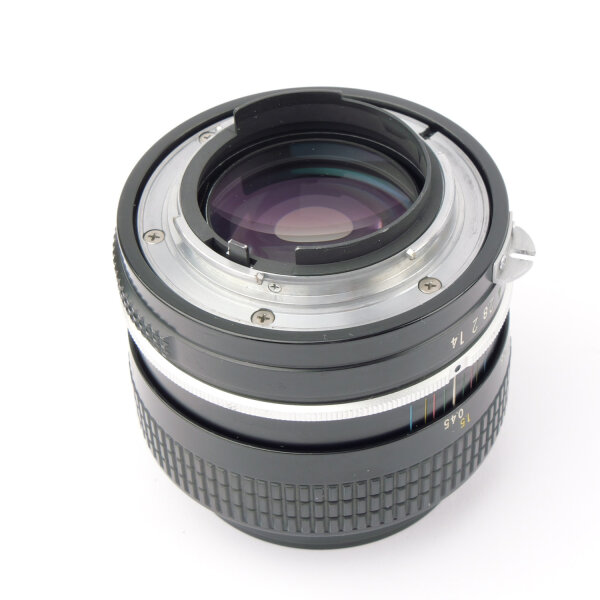 Nikon F2 Photomic A + MD-1 + MB-1 + DP-11  w. Nikkor Ai 1.4/50mm MINT