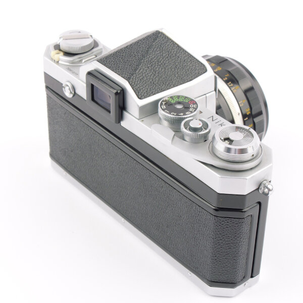 Nikon F Eyelevel w. Nkkor-H.C 2/50mm